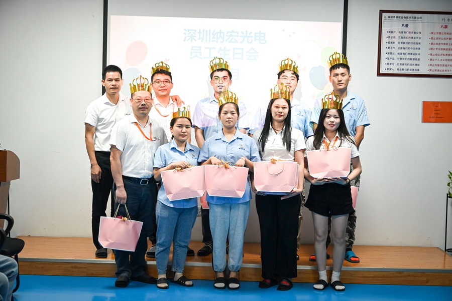 生日會(huì)合影留念